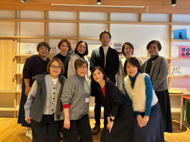 -

こんにちは。にしむら形成外科クリニックです。

本日は@gansapo 様のセミナーにお招き頂きました。

院外でリラックスしながら直に患者様と触れ合う機会は
なかなかないもので、
様々なご意見、ご質問を受け私も再度自身を見直す良い機会に
なったなと思いました。

パワーある皆様に支えられ、応援もして頂き、
これからますます診療を盛り上げていこう！という気持ちに
なりました。

参加された皆様、開催するにあたってご尽力頂いた関係者の皆様、
本当にお疲れ様でした。
またお会いできるのを楽しみにしています！

#熊本形成外科#熊本リンパ浮腫#乳房再建
#にしむら形成外科クリニック#ささやかな打ち上げ❓は🍺ではなくうどんでした